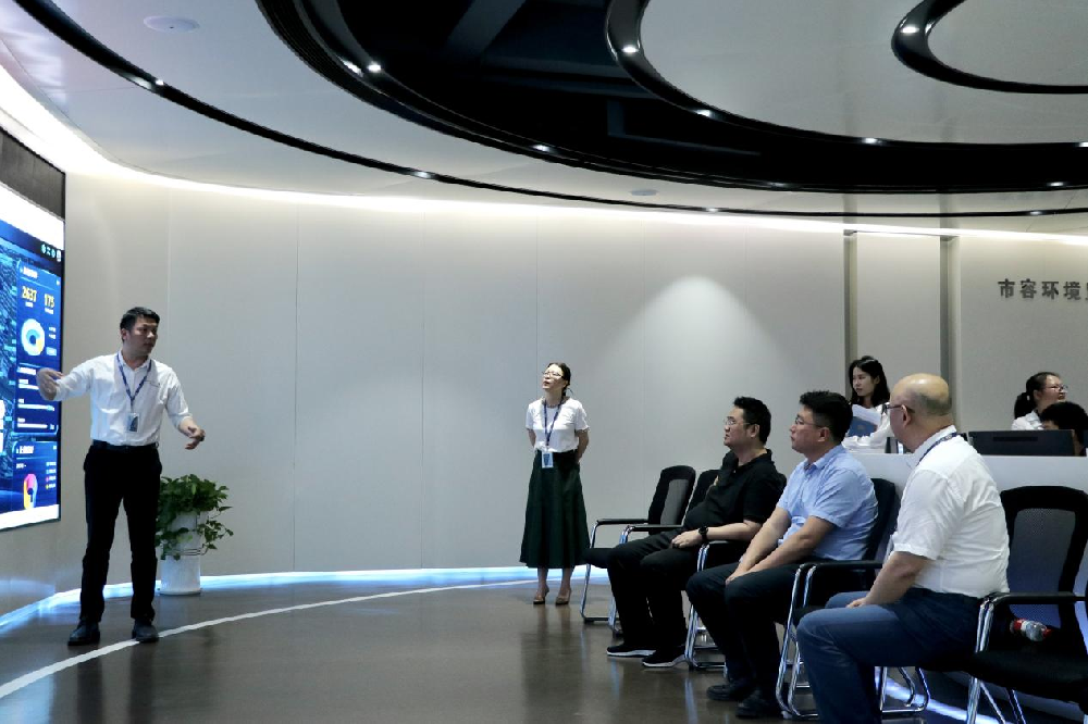 章贡区委常委、副区长张达伟一行莅临我司调研